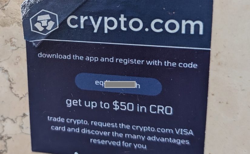 Зазывалы заманивают в Crypto.com наклейками на стенах